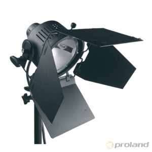 D-Spot 1000 Легкий универсальный светильник . Базовая комплектация: светильник, 4-створчатые шторки, лампа Philips 13704R, лира, спигот 16мм «мама», силовой кабель 2м, евровилка. Мощность 1000 Вт.