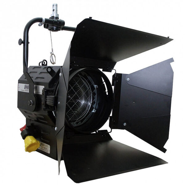 Fresnel 1000P HalogenПрожектор галогенный с линзой Френеля 150мм, 1000Вт, в комплекте: 8-створчатые шторки, фильтродержатель, лира с функцией управления шестом, спигот (крепление 28 мм), страховочный трос и лампа.