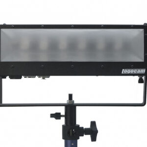 BL100-D LED 56 Светодиодный осветительный прибор заполняющего и фонового света мощностью 70 Вт, встроенное цифровое ручное управление и управление по DMX. Цветовая температура 5600К.