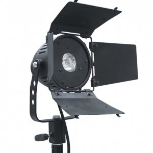 L-Spot-30 56 Компактный светодиодный направленно-рассеянный осветительный прибор для студий и ТЖК, мощностью 30 Вт (галоген. эквив.  300 Вт). Цветовая температура: 5600 К.  Базовая комплектация: светильник, 4-створчатые шторки, лира, спигот 16мм «мама», блок питания. Мощность 30 Вт Напряжение питания: 12/220 В