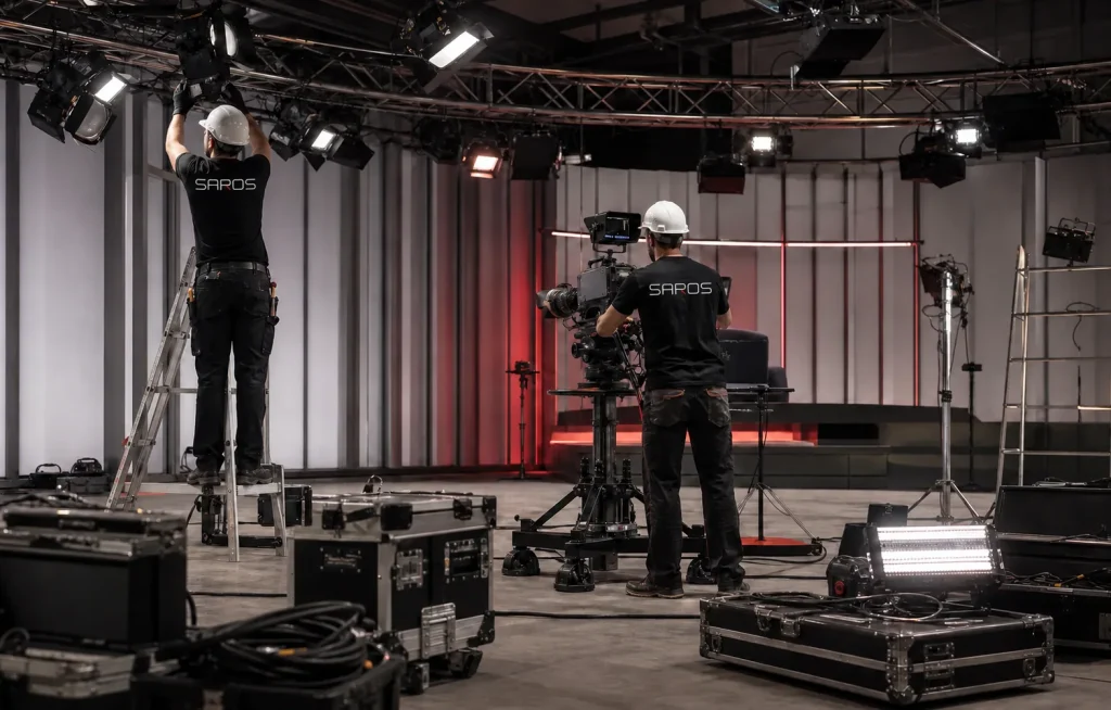 ТВ студии Инженеры SAROS выполняют монтаж телевизионной студии
